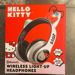 New Hello Kitty wireless light up headphones